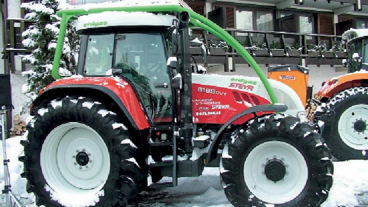 Biokaasutraktorin prototyyppi esiteltiin Itävallan Alppien lumisissa maisemissa. Biokaasusäiliöiden suojaksi traktoriin on asennettu metsäkäyttöön tarkoitettu kehikko.