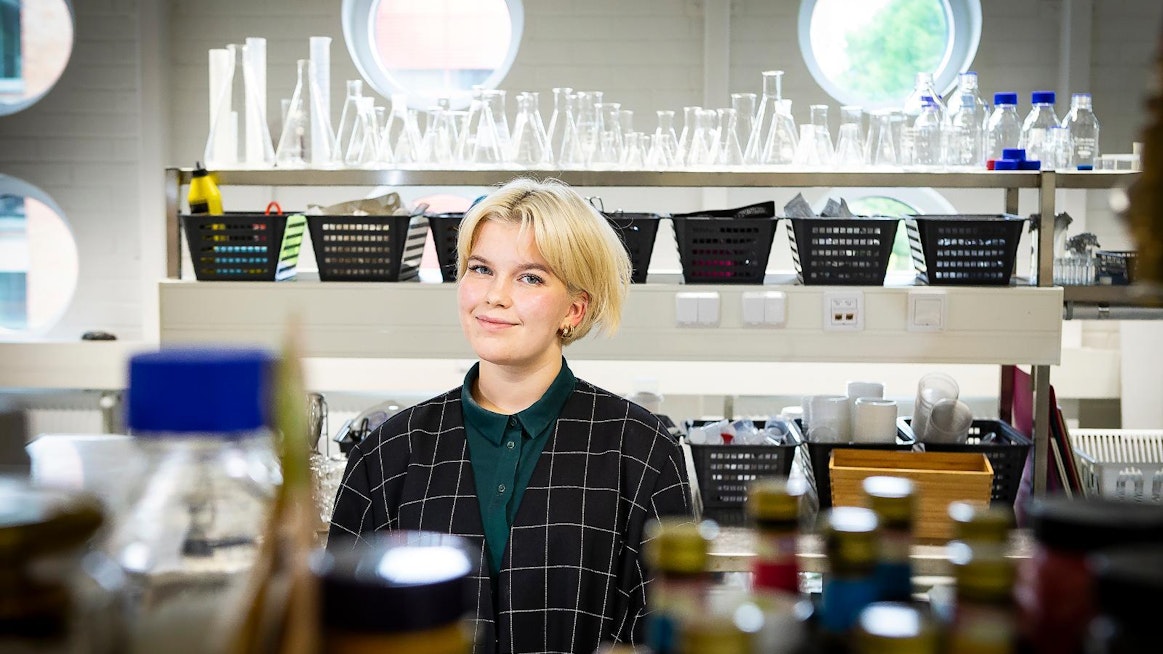 Lumi Maunuvaaran yritys teki ensimmäisen myydyn huulipunaerän Otaniemen kampuksen laboratorioissa. Nyt suunnitelmissa on tuotannon laajentaminen.