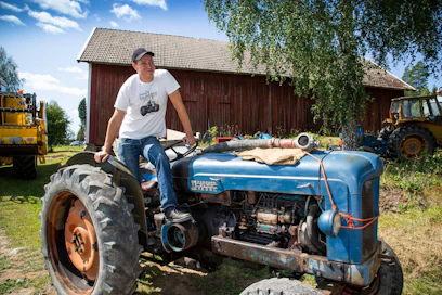 Aleksi Alanto käynnisti kastelujärjestelmän pumpun pyöritykseen käyttämänsä Fordson Majorin. Se on vuodelta 1955.