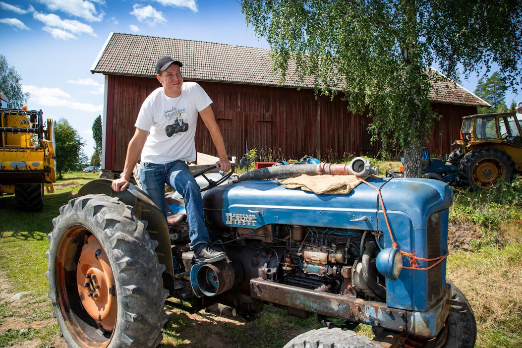 Aleksi Alanto käynnisti kastelujärjestelmän pumpun pyöritykseen käyttämänsä Fordson Majorin. Se on vuodelta 1955.