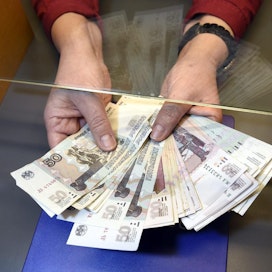 Tiistain aikana euro on vahvistunut ruplaa vastaan lähes 5 prosenttia. LEHTIKUVA / HEIKKI SAUKKOMAA