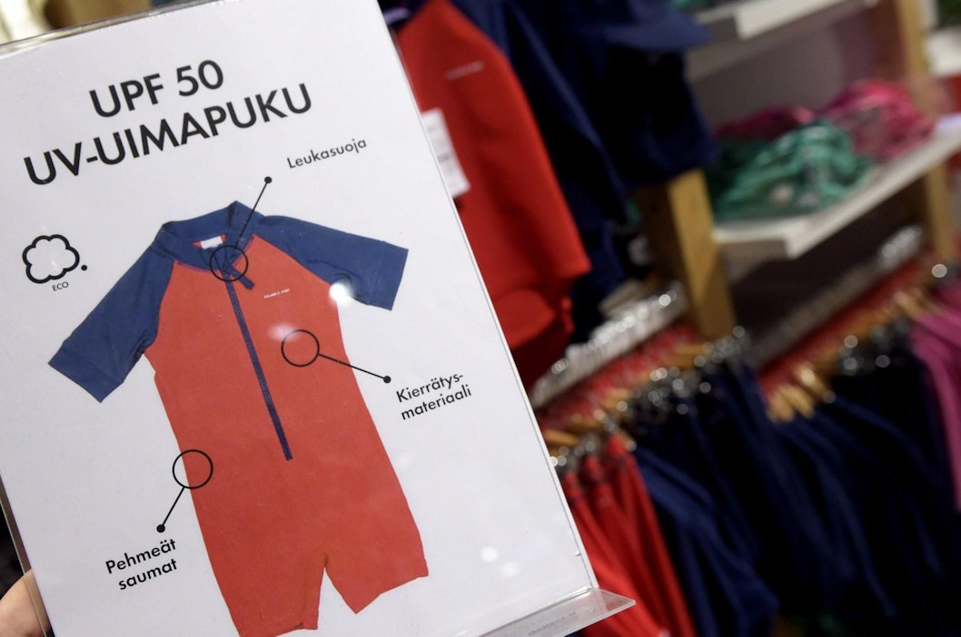 UV-suojattuja lasten suojavaatteita Kampin kauppakeskuksessa Helsingissä. LEHTIKUVA / VESA MOILANEN