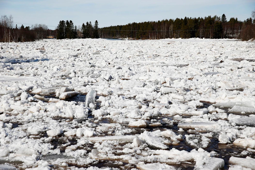 Jääpadot voivat nostaa vedenpintaa nopeasti ja uhata jokirannan kiinteistöjä. Arkistokuva Kiiminkijoelta.