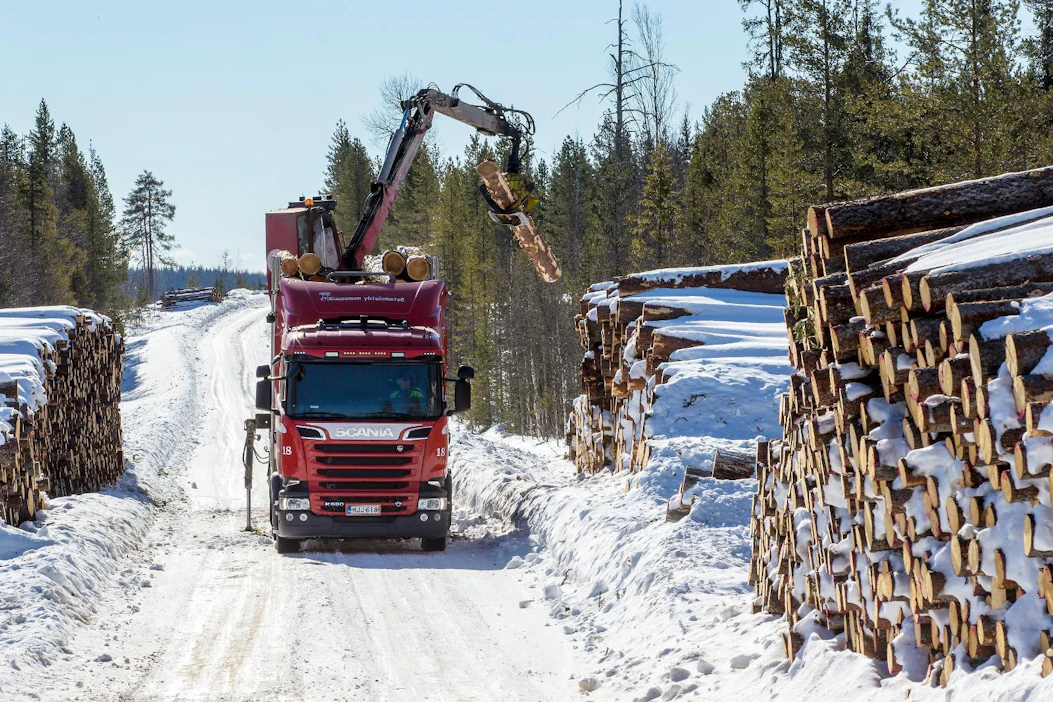 Kuusamon yhteismetsässä on ollut hyvä korjuutalvi. Tämän vuoden hakkuusuunnite on 175 000 kuutiometriä.