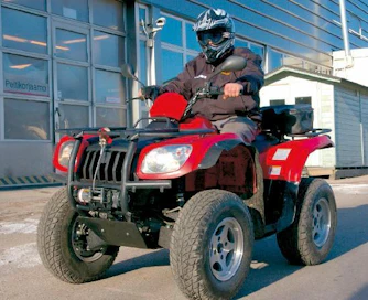 Autokorimestari Juha Niemelältä onnistuvat myös mönkijän muutostyöt. CF-Moto 500 on saanut maastoajoharrastusta varten alleen pohjapanssarin. Eteen asennettu vinssi puolestaan pelastaa ojan pohjalle juuttuneen mönkijän.