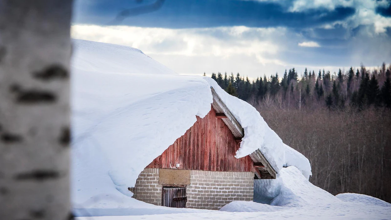 Lumikuormat katoilla ovat suuria monessa osassa maata. Arkistokuva, ei liity tapaukseen.