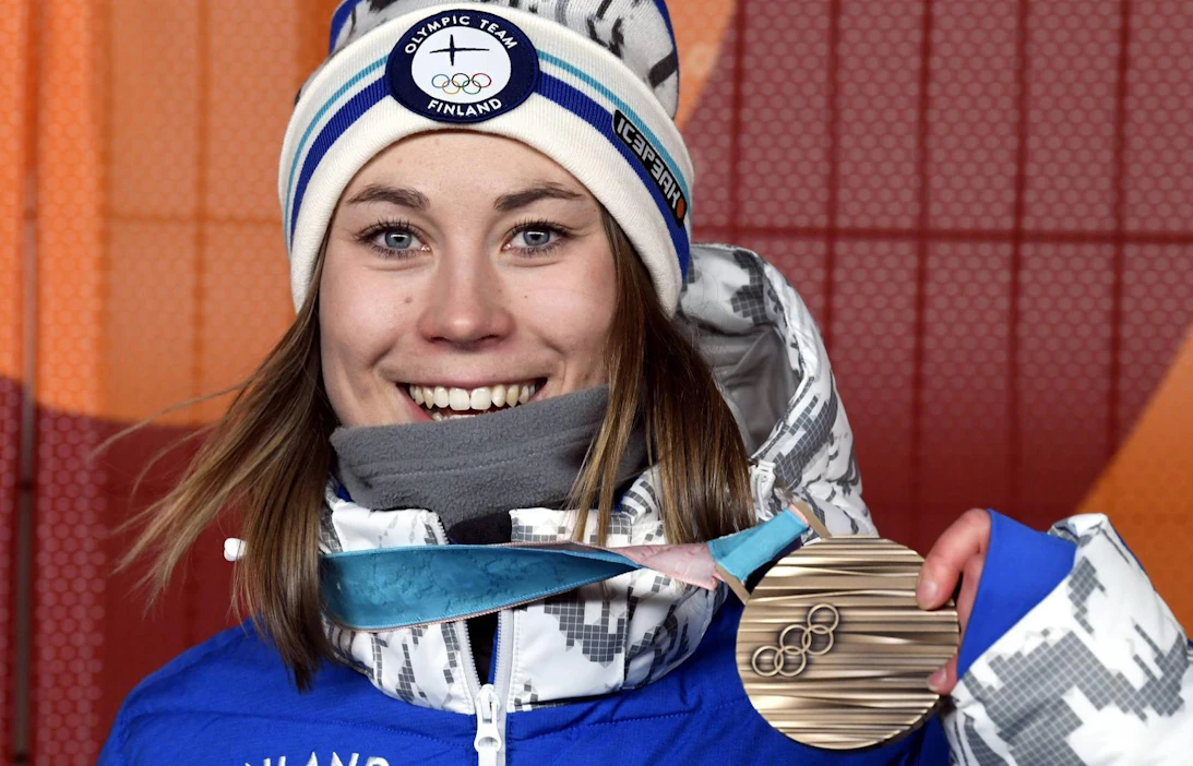 Enni Rukajärvi ja Pyeongchangin olympiakisojen pronssimitali. Hän oli slopestylessä kolmas.