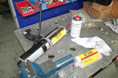 Liimaaminen ja teippaaminen yleistyvät vaihtoehtoisina kiinnitysmenetelminä koneiden osien liitoksissa.