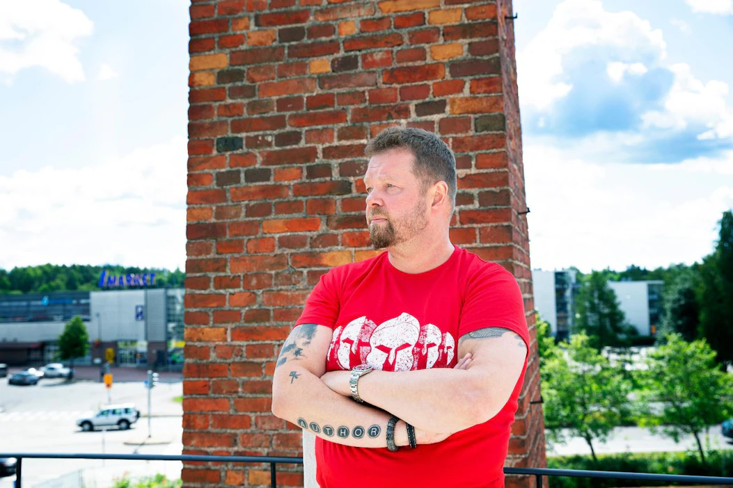 Dekkarikirjailija Christian Rönnbacka harrasti useita vuosia paljasjalkajuoksua. Nykyään hän tekee enimmäkseen kävelylenkkejä paljain jaloin. Rönnbackan mukaan hyviä alustoja paljasjalkajuoksuun ovat esimerkiksi musta lämmintä asfaltti ja metsäpolut.