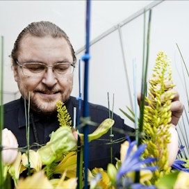 Kukkien kieli on hyvin samanlainen kaikkialla maailmassa, sanoo Kukkakauppiasliiton puheenjohtaja Jouni Seppänen. Kukat voivat olla tunteiden tulkkeja, sisustuksen elementtejä tai arkkitehtuurin yksityiskohtia. Lauri Salminen