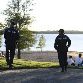 Kesän ensimmäinen viikonloppu on saanut ihmiset liikkeelle ja tehtävämäärät kasvuun usean poliisilaitoksen alueella. Kuva on Hietaniemen uimarannalta Helsingistä viime vuoden toukokuulta.  LEHTIKUVA / Emmi Korhonen