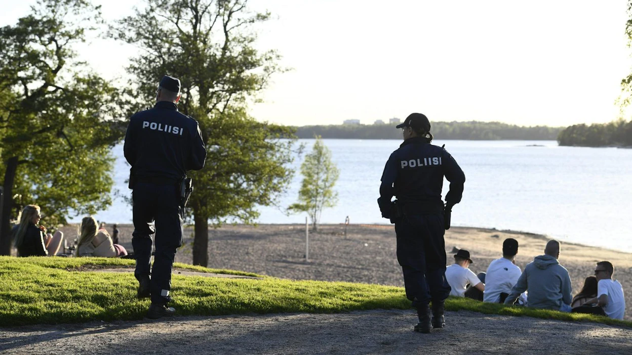 Kesän ensimmäinen viikonloppu on saanut ihmiset liikkeelle ja tehtävämäärät kasvuun usean poliisilaitoksen alueella. Kuva on Hietaniemen uimarannalta Helsingistä viime vuoden toukokuulta. LEHTIKUVA / Emmi Korhonen