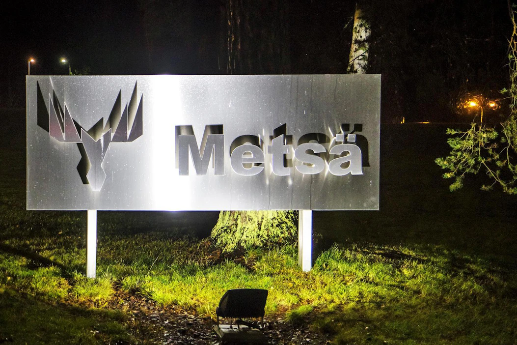 Metsä Boardin oman tarpeen ylittävän sellun nettoylijäämä laskee järjestelyn jälkeen nykyisestä 600 000 tonnista noin 390 000 tonniin vuodessa. Oman tuotannon lisäksi Metsä Board omistaa selluyhtiö Metsä Fibrestä 24,9 prosenttia.