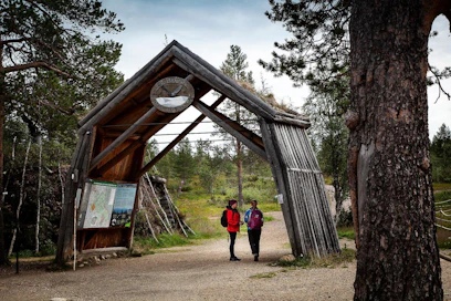 Poliisi epäilee metsästäjän ampuneen vahingossa maastopyöräilijän Urho Kekkosen kansallispuistossa Lapissa. Metsästäjää epäillään nykytietojen valossa törkeästä kuolemantuottamuksesta.