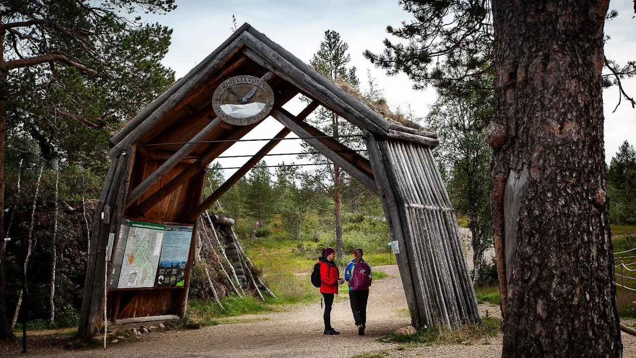 Poliisi epäilee metsästäjän ampuneen vahingossa maastopyöräilijän Urho Kekkosen kansallispuistossa Lapissa. Metsästäjää epäillään nykytietojen valossa törkeästä kuolemantuottamuksesta.