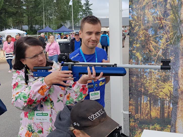 Yksi lätkä putosi, kun Valion Annikka Hurme kokeili ekoaseammuntaa olympiahiihtäjä Olli Hiidensalon opastuksella MT:n osastolla Okrassa torstaina. "Ymmärrän hyvin Kaisan (Mäkäräinen) ja Marin (Laukkanen) tunnot."