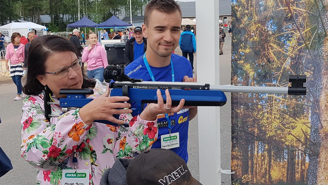 Yksi lätkä putosi, kun Valion Annikka Hurme kokeili ekoaseammuntaa olympiahiihtäjä Olli Hiidensalon opastuksella MT:n osastolla Okrassa torstaina. "Ymmärrän hyvin Kaisan (Mäkäräinen) ja Marin (Laukkanen) tunnot."