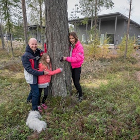 Janne Takalon, Joanna Takalon ja Jaana Halla-ahon koti on nyt Kalajoen Hiekkasärkillä, jonne perhe muutti Espanjan Aurinkorannikolta koronakeväänä 2020. Perheen lemmikki on Tiger, kohta kymmenen kuukautta täyttävä maltankoira.