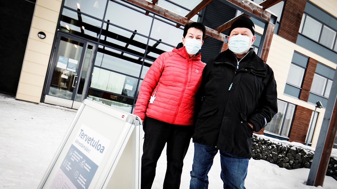 Sirkku ja Kari Lahtinen kävivät äänestämässä heti aamusta Jyväskylän Korpilahdella. He kertoivat äänestämisen olevan heille sekä oikeus, että myös hieman velvollisuus, sillä se on politiikanteon ulkopuolella olevalle henkilölle ainoa keino vaikuttaa.