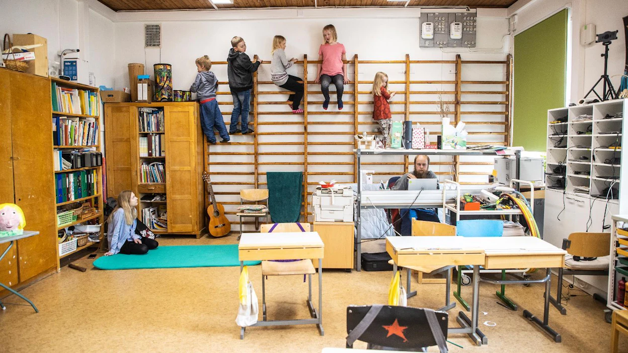 Musiikintunnin lopuksi lapset saavat kiipeillä puolapuissa, kuunnella kaksi kappaletta musiikkia ja äänestää niistä toisen jatkoon. Tällä kertaa jatkoon pääsi jo edellisellä kerralla jatkoon äänestetty Hevisauruksen kappale Räyh! Lattialla istuu koulunkäyntiavustaja Piiku Ansamäki, puolapuissa kiipeilevät Valto Kokkoniemi, Emil Mattsson, Isa Mattsson, Asta Kokkoniemi ja Helli Kokkoniemi. Opettajanpöydän takana istuu opettaja Joonas Kokkoniemi.