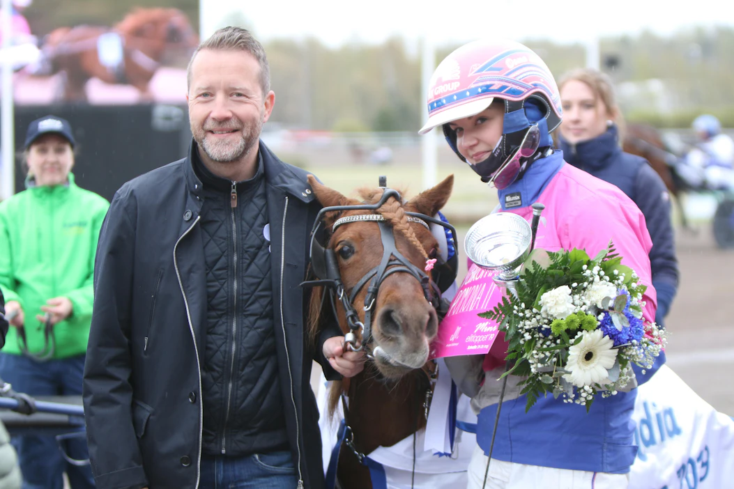 Anders Malmrot vieraili Finlandia-ajossa ja toi Solvallan radalta kutsun MiniElitloppetiin Oona Halmeelle ja Pomona II:lle.