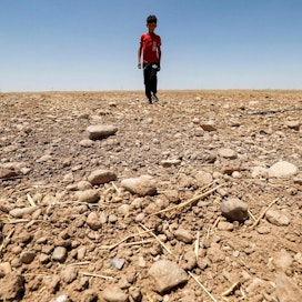 Vähentynyt maataloustuotanto, vesipula, merenpinnan nousu ja muut ilmastonmuutoksen haittavaikutukset ajavat ihmiset jättämään kotinsa. LEHTIKUVA / AFP