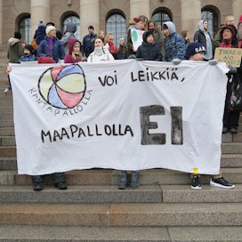 Koululaiset osoittivat reilu viikko sitten mieltään Eduskuntatalon portailla Helsingissä.