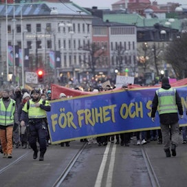 Rajoituksia ja koronapassia vastustavat marssivat Tukholmassa tammikussa. Lehtikuva/AFP