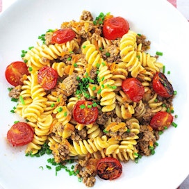Paahdetut tomaatin puolikkaat piristävät pastan kera tarjottavan jauhelihakastikeannoksen.