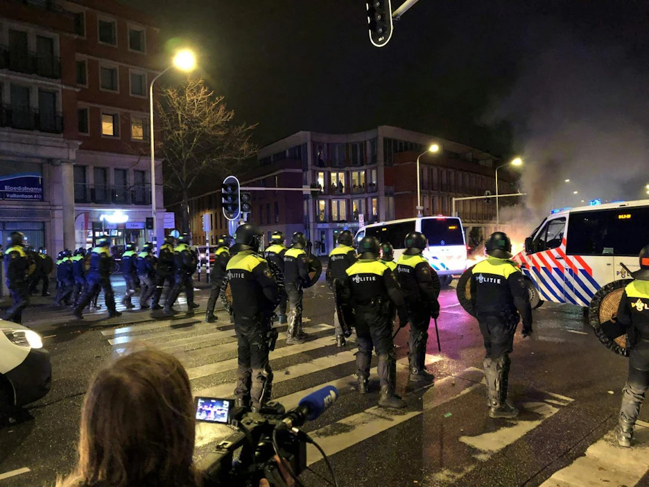 Rajoituksia vastustavat mielenosoitukset äityivät väkivaltaisiksi mellakoiksi perjantaina Rotterdamissa ja lauantaina Haagissa. LEHTIKUVA / AFP