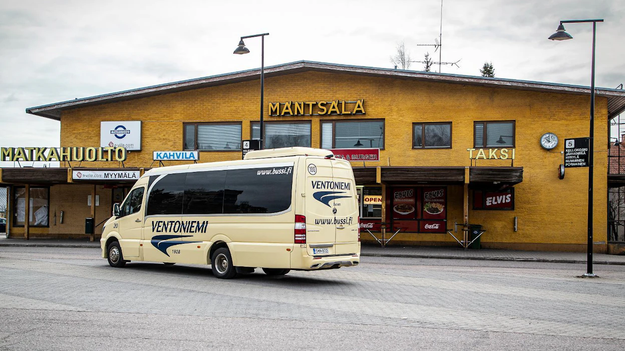 Ventoniemi Oy liikennöi Hyvinkään ja Mäntsälän välistä vuoroa nyt pikkubussilla tavallisen suuren auton sijaan. Koronarajoitusten alettua kyydissä on kulkenut kahdesta neljään matkustajaa.