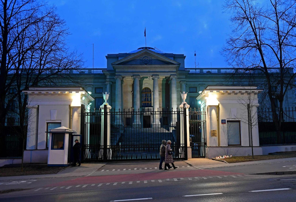 Karkotukset olivat reaktio Venäjän perjantaina ilmoittamille Saksan, Ruotsin ja Puolan diplomaattien karkotuksille. Kuvassa Venäjän lähetystö Varsovassa Puolassa. LEHTIKUVA/AFP