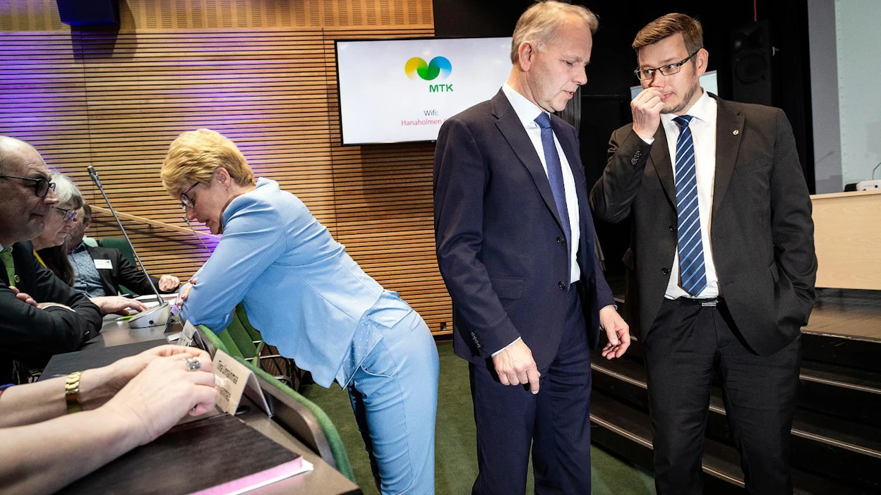 MTK:n valtuuskunnan puheenjohtaja Eerikki Viljanen (oik.) sekä maa- ja metsätalousministeri Jari Leppä (vas.). Taustalla MTK-Etelä-Pohjanmaan puheenjohtaja Johanna Kankaanpää.