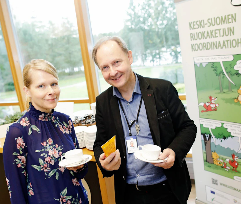 Projektipäällikkö Johanna Mattila ja kasvu- ja kansainvälisyyskoordinaattori Jouni-Pekka Hynynen ideoivat tiistaina Jyväskylässä tapoja maatalouden kannattavuuden nostamiseen sekä ruokaviennin edistämiseen.
