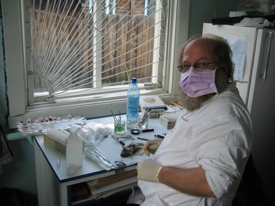 Zoonoosien tutkiminen on vienyt Heikki Henttosta ympäri maailmaa. Kuva on Burjatiasta, Baikalin ja Mongolian välistä vuonna 2005.