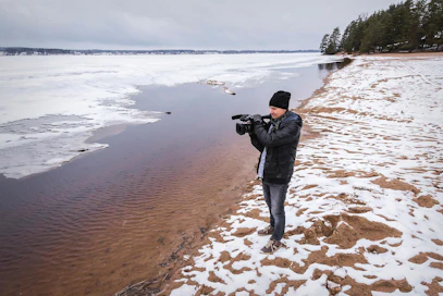 Kuortaneen juhla­vuosi-esityksen tapahtuma­tuottaja Tuomas Ojajärvi paitsi kerää ja editoi vanhaa videomateriaalia, myös kuvaa uutta.  Kuortaneenjärvi on  kunnan kulttuuri­historiassa ­keskeinen. Ojajärvi sanoo, että ­videotuotannon ammatti­laiselle työtilaisuuksia on Etelä-Pohjanmaalla yleensä vähänlaisesti.