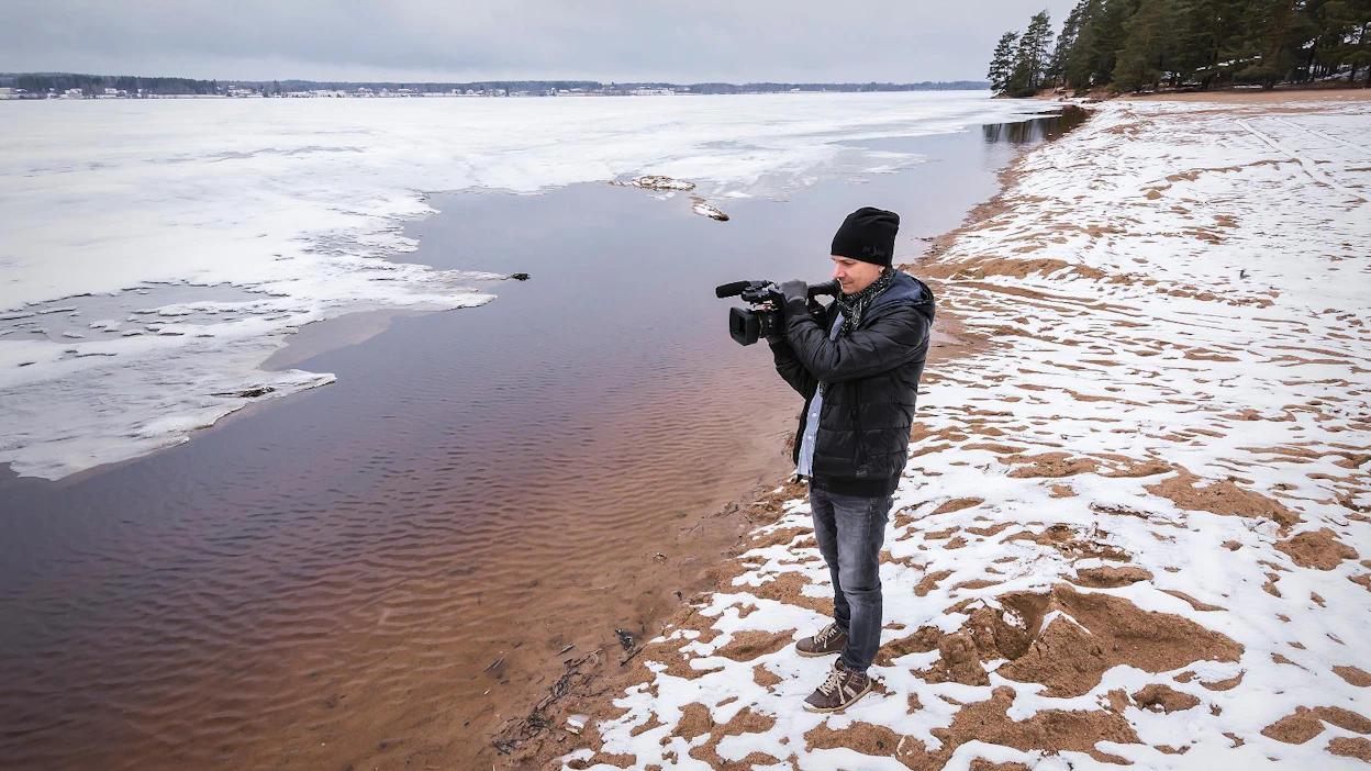 Kuortaneen juhlavuosi-esityksen tapahtumatuottaja Tuomas Ojajärvi paitsi kerää ja editoi vanhaa videomateriaalia, myös kuvaa uutta. Kuortaneenjärvi on kunnan kulttuurihistoriassa keskeinen. Ojajärvi sanoo, että videotuotannon ammattilaiselle työtilaisuuksia on Etelä-Pohjanmaalla yleensä vähänlaisesti.