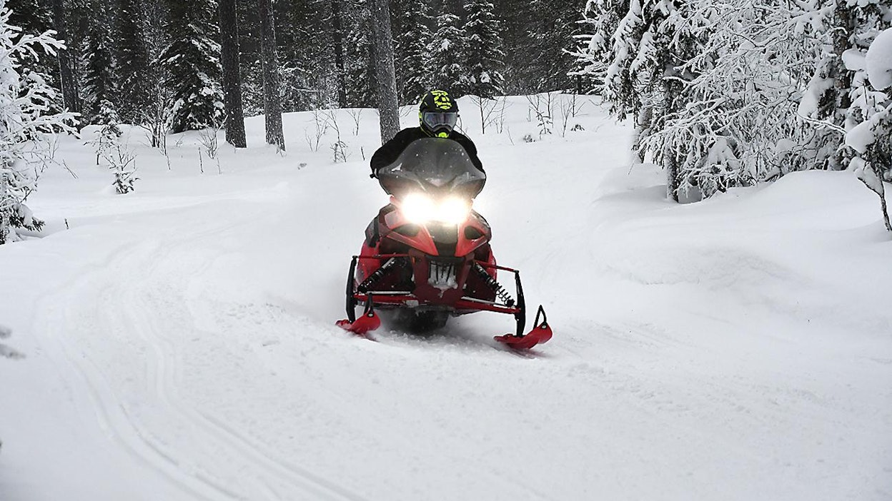 Reitillä Yamaha on vakaa ajettava ja kestää patikkoakin hyvin. Se on kuitenkin painon takia enemmän rauhallisen ajon kelkka.