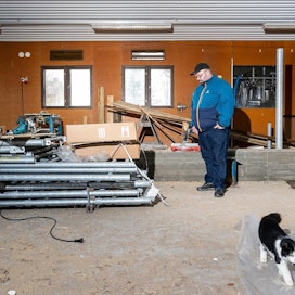 Matti Seitsosen navetta on ollut tyhjillään 11 vuotta sen jälkeen, kun hän luopui lypsykarjasta. Pian rakennus kalustetaan uusiksi tulevaa emolehmäkarjaa varten.