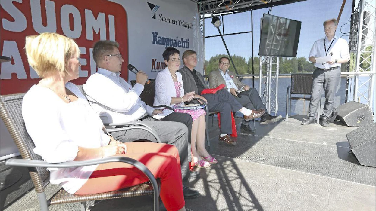 Suomi-areenan torstaisessa kuntapaneelissa keskustelivat vasemmalta Päivi Heinonen, Ismo Partanen, Anu Suominen, Karikoski ja Lasse Svens. Keskustalua johti Timo Aro. Jussi Partanen