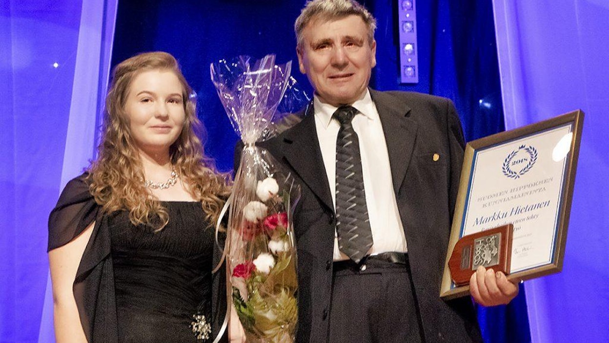 Pojantytär Eveliina Hietanen piti onnittelupuheen, kun Markku Hietasta muistettiin kunniamaininnalla elämäntyöstä viime Ravigaalassa vuosi sitten.