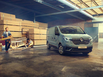 Uudistuneet Renault Traficin tunnistaa uudistuneesta keulailmeestä, jossa hallitsevina ovat uudet LED-ajovalot sekä puskurin ja maskin yhdistelmä.