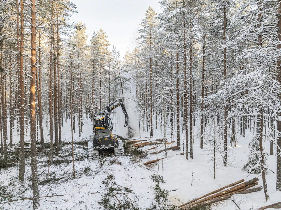 Metsäkoneenkuljettajan työ kiinnostaa usein nuoria, jotka ovat kyllästyneet luokkahuoneessa istumiseen.