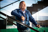 Tennistä ja golfia harrastava Eino Grön on pysynyt terveenä. Säännöllinen elämä, urheilu ja riittävä uni ovat yli 60 vuotta jatkuneen laulajan uran salaisuus. Valokuvia otettaessa Grön letkauttaa: "Tämä on hyvää vaihtelua röntgenkuville".