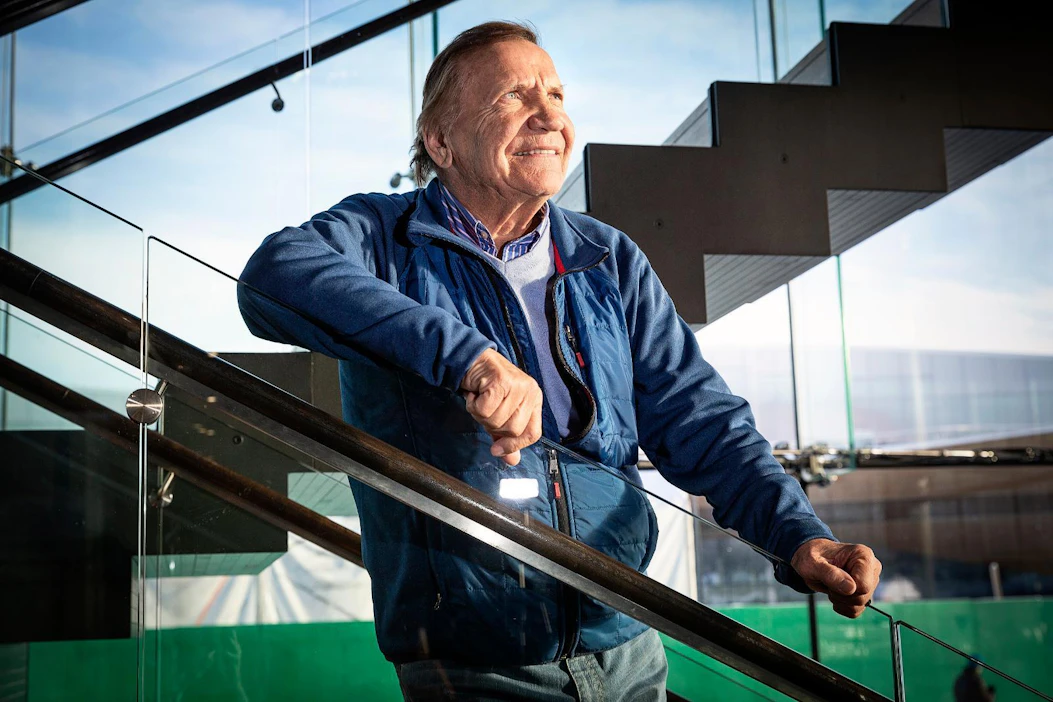 Tennistä ja golfia harrastava Eino Grön on pysynyt terveenä. Säännöllinen elämä, urheilu ja riittävä uni ovat yli 60 vuotta jatkuneen laulajan uran salaisuus. Valokuvia otettaessa Grön letkauttaa: "Tämä on hyvää vaihtelua röntgenkuville".
