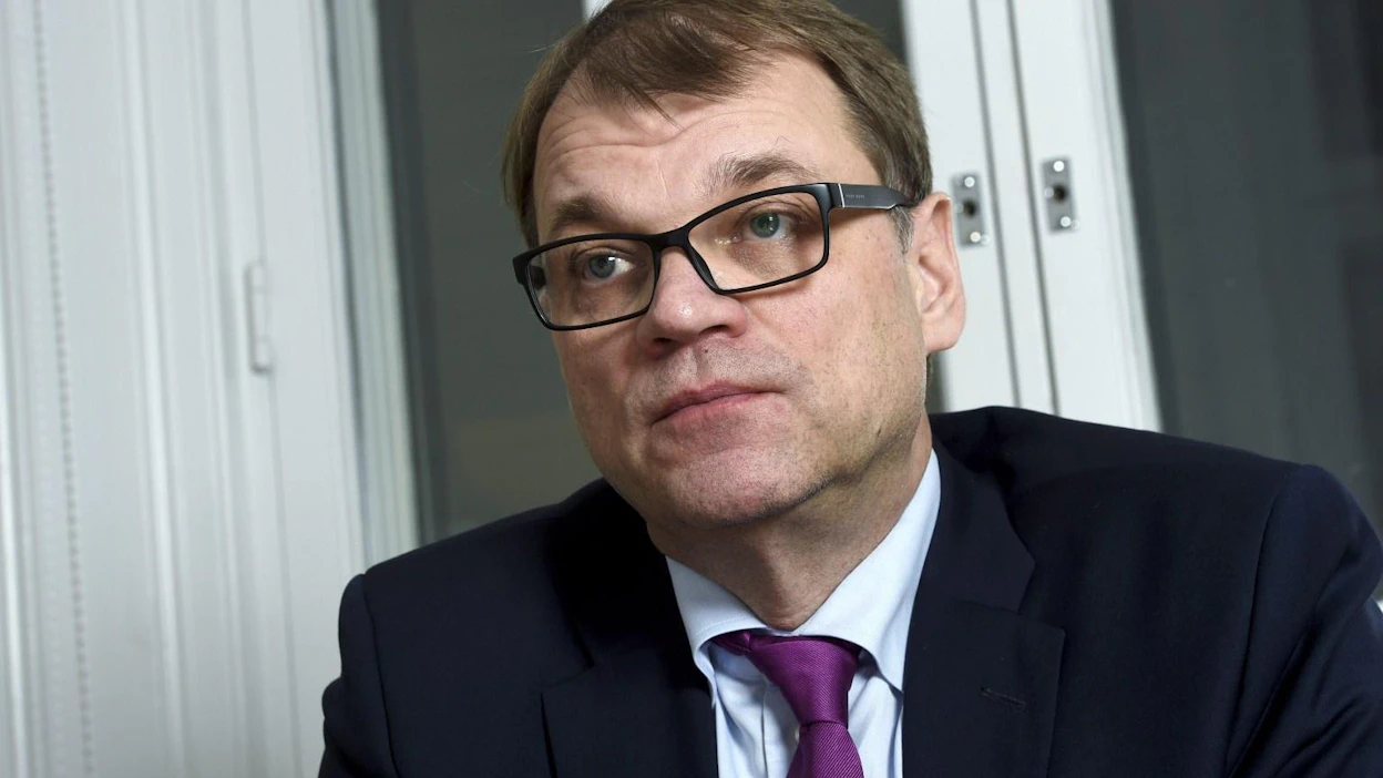 Pääministeri Juha Sipilän (kesk.) hallituksen peruttuja lakihankkeita ovat muun muassa lasten päivähoitomaksujen korotukset ja hoitajamitoituksesta leikkaaminen. Kuva: Lehtikuva / Martti Kainulainen