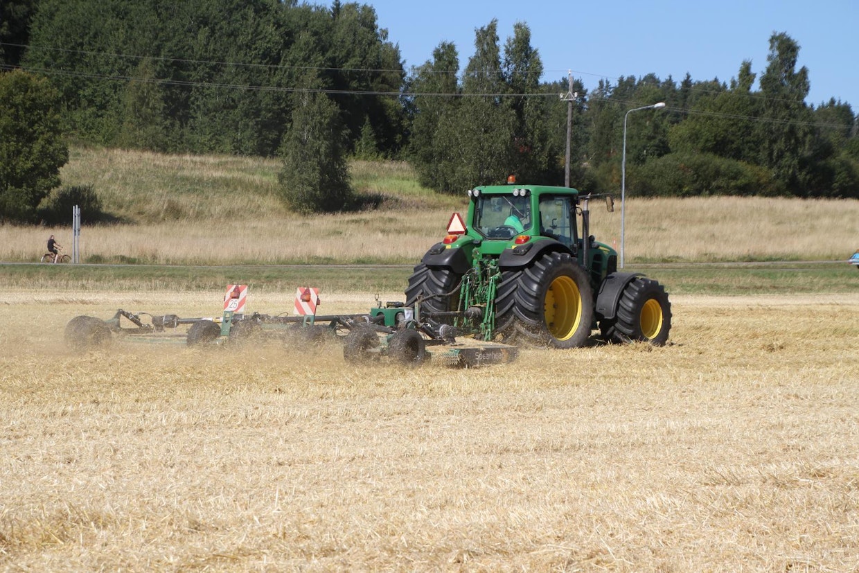 Spearhead Multi-Cut on järeä sänki-ja kesantomurskain, jonka roottoreissa on yhteensä kuusi terää – kolme pitkää ja kolme lyhyttä. Pitemmät terät ”parturoivat” ensin sängen, minkä jälkeen lyhemmät terät murskaavat kasvinjätteet.
