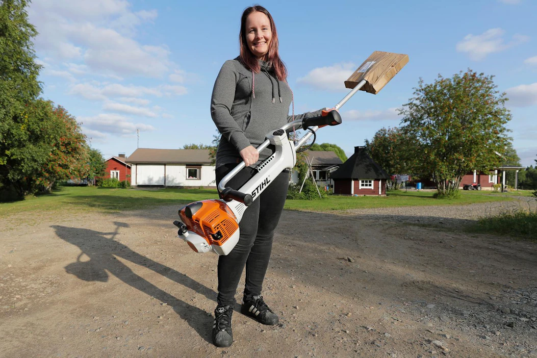 Sairaanhoitaja Birgitta Luokkanen iloitsi raivaussahasta, jonka hän voitti MT:n Facebook-arvonnassa.