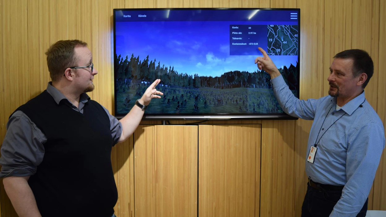 Stora Enso Metsän digitaalisten kanavien päällikkö Marko Kari (vas.) ja kehityspäällikkö Ossi Kokki havainnollistivat perjantaina Helsingissä Virtuaalimetsä-sovelluksen toimintaa.