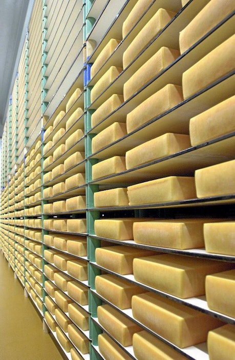 Arlan lehdistökuva juustovarastosta